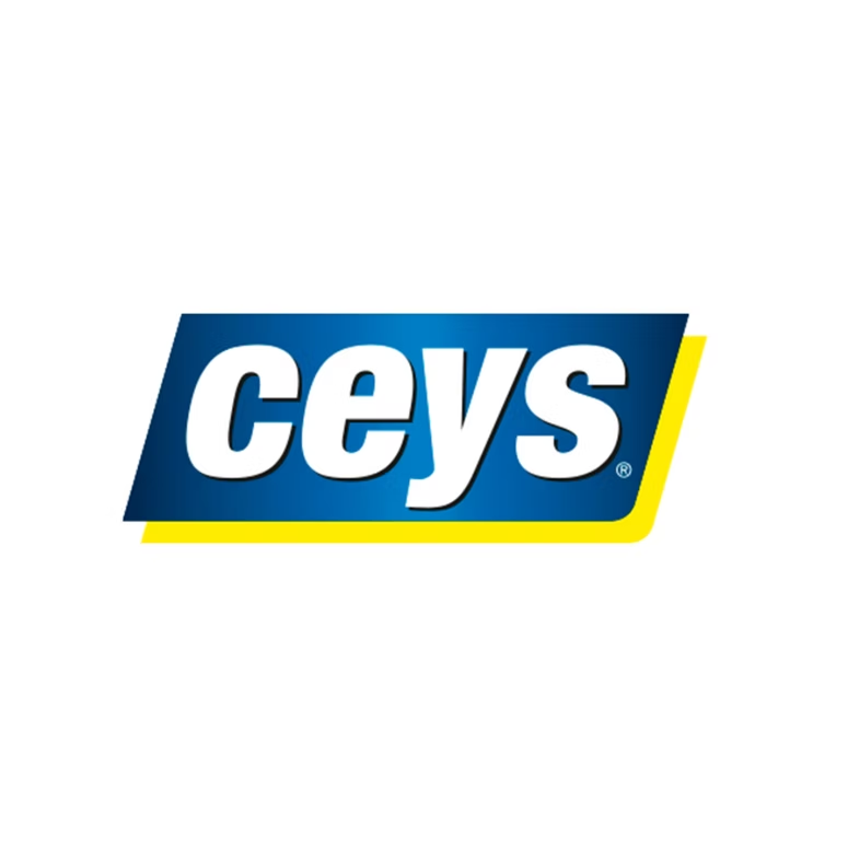 Logotipo de CEYS en letras minúsculas blancas sobre un rectángulo azul inclinado con una sombra amarilla.