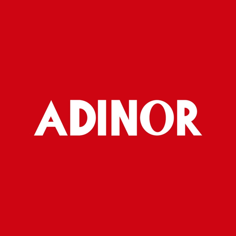 Fondo rojo con el logotipo de ADINOR en blanco centrado.