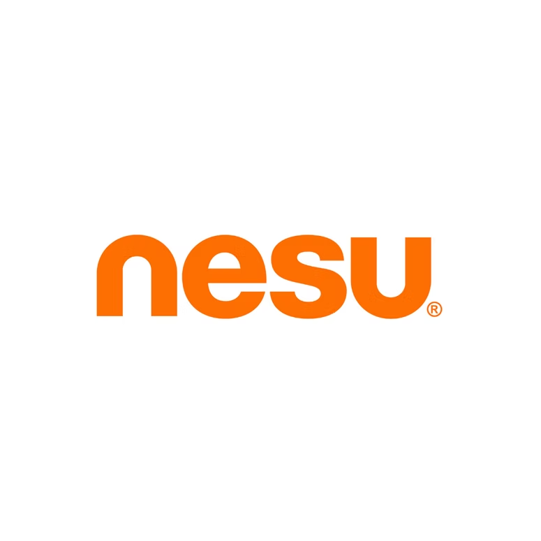Logotipo naranja “nesu” sobre fondo blanco