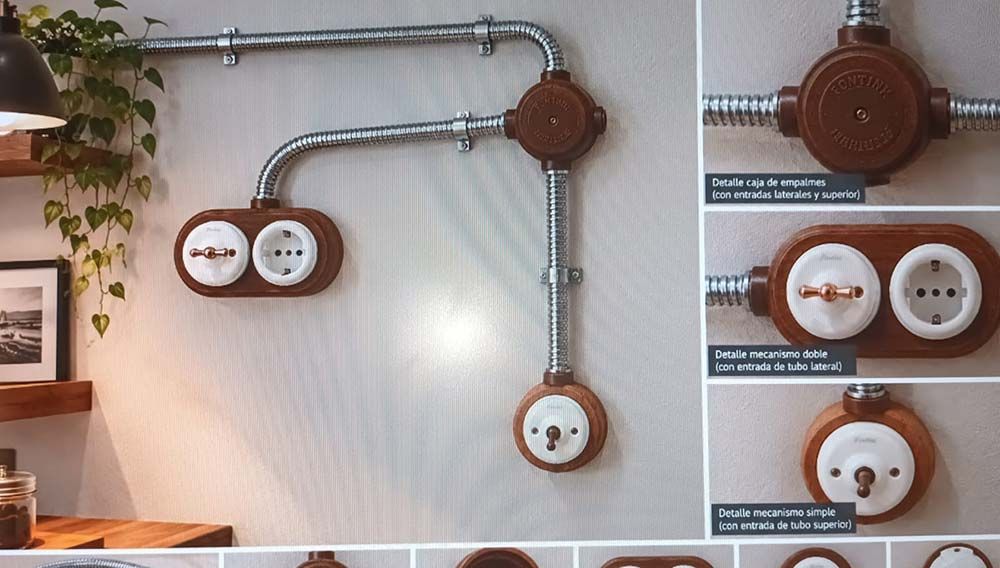 Expositor industrial de pared con tuberías metálicas, manómetros redondos y accesorios de cobre sobre una pared revestida de madera