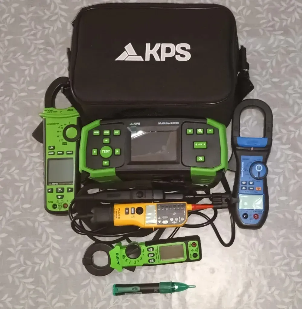 Una colección de herramientas de prueba eléctrica KPS y un estuche de transporte negro.