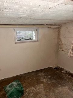 In der Ecke des Zimmers ist ein Fenster.