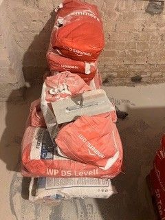 In einem Raum sind mehrere Zementsäcke übereinander gestapelt.