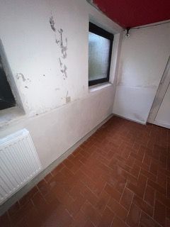 In der Ecke des Zimmers ist ein Fenster.