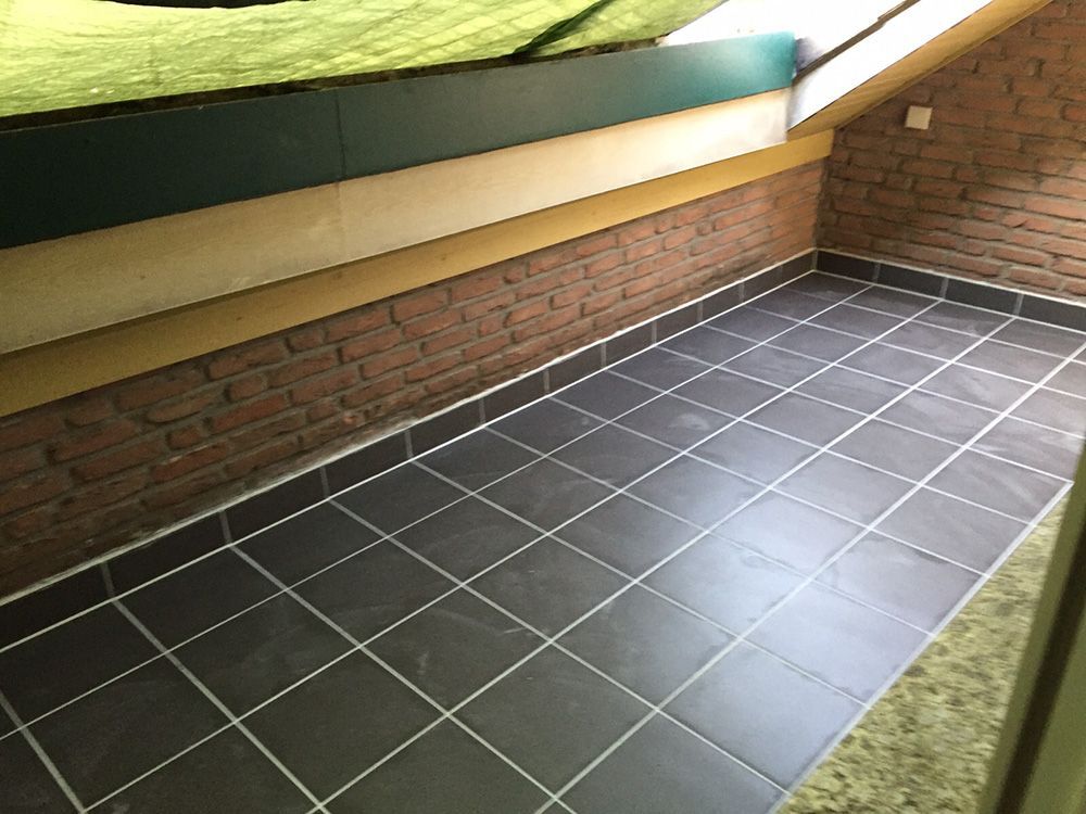 Ein Raum mit einer Ziegelwand und einem gefliesten Boden