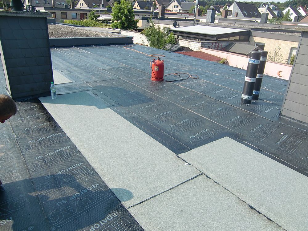 Ein Feuerlöscher befindet sich auf dem Dach eines Gebäudes