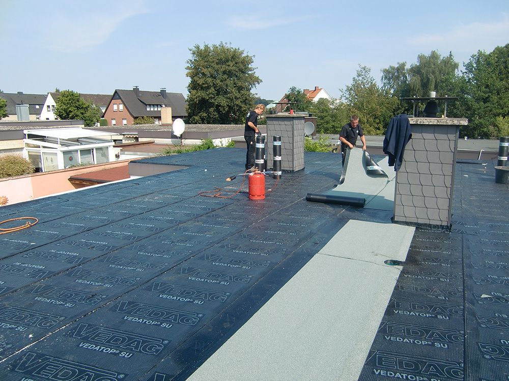 Ein Mann arbeitet auf dem Dach eines Gebäudes