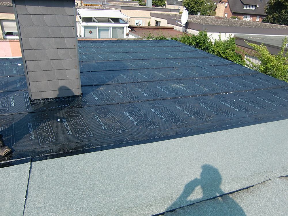 Der Schatten einer Person wird auf das Dach eines Gebäudes geworfen