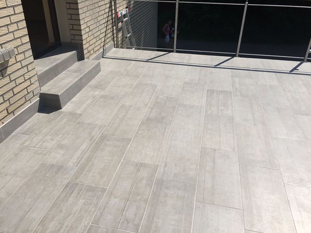 Ein Backsteingebäude mit gefliestem Boden und Treppen