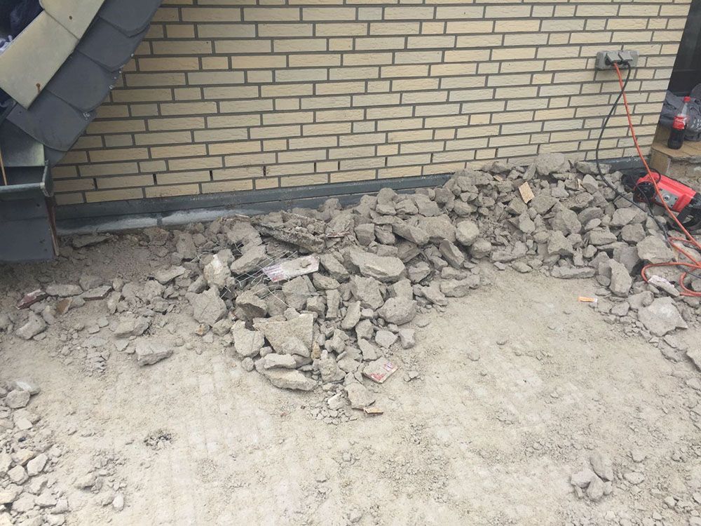 Ein Steinhaufen vor einer Backsteinmauer