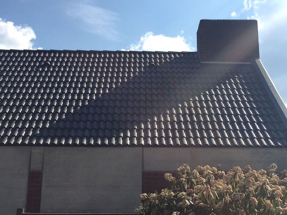 Auf dem Dach eines Hauses befindet sich ein Schornstein