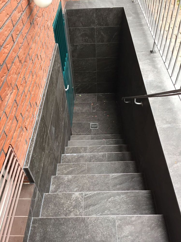 Eine Treppe, die in einen Keller führt.