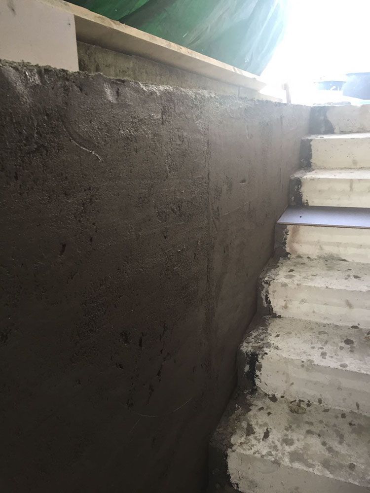 Eine Betonwand mit Treppen, die nach oben führen.