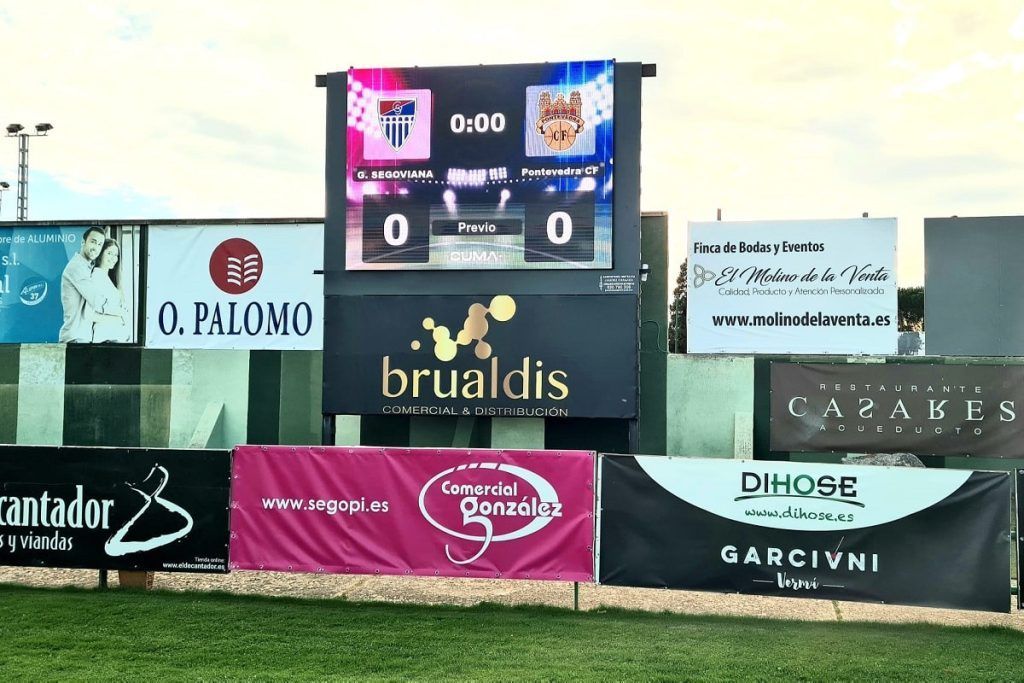 Un marcador en un partido de fútbol muestra el resultado de 0 a 0