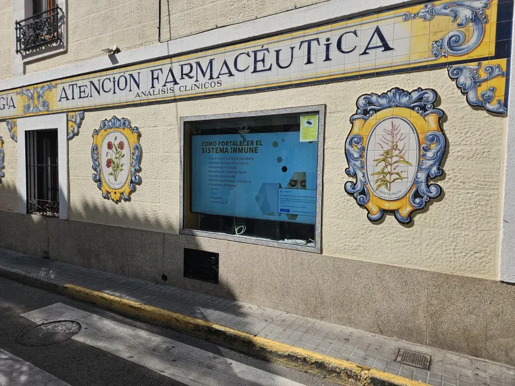 Un edificio con un cartel que dice Atención farmacéutica.
