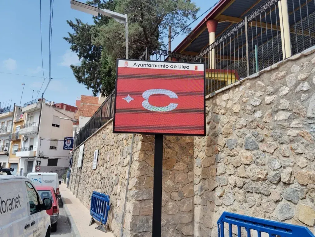 Un cartel rojo y blanco con la letra c.