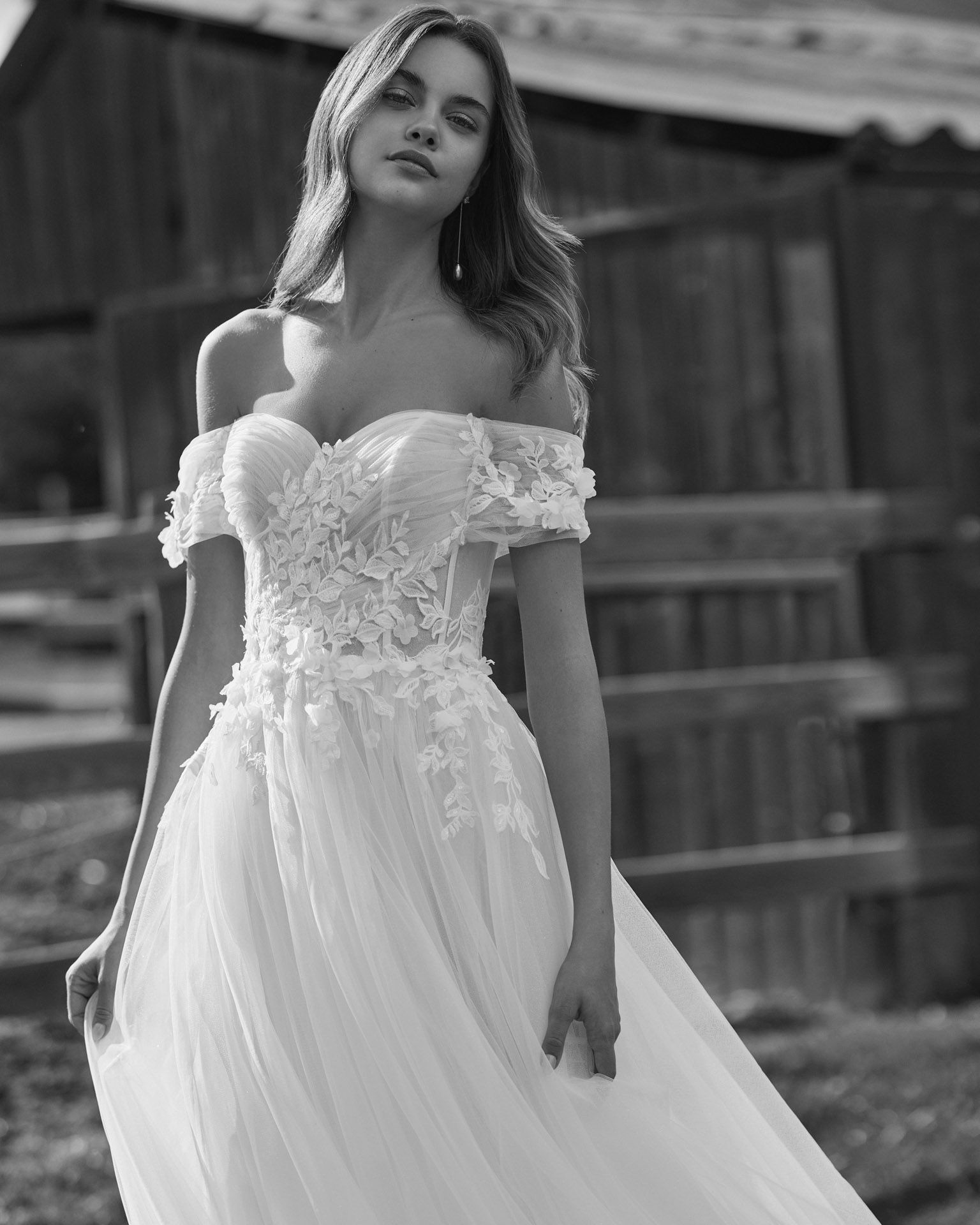 Eine Frau trägt ein weißes Brautkleid mit hohem Schlitz.