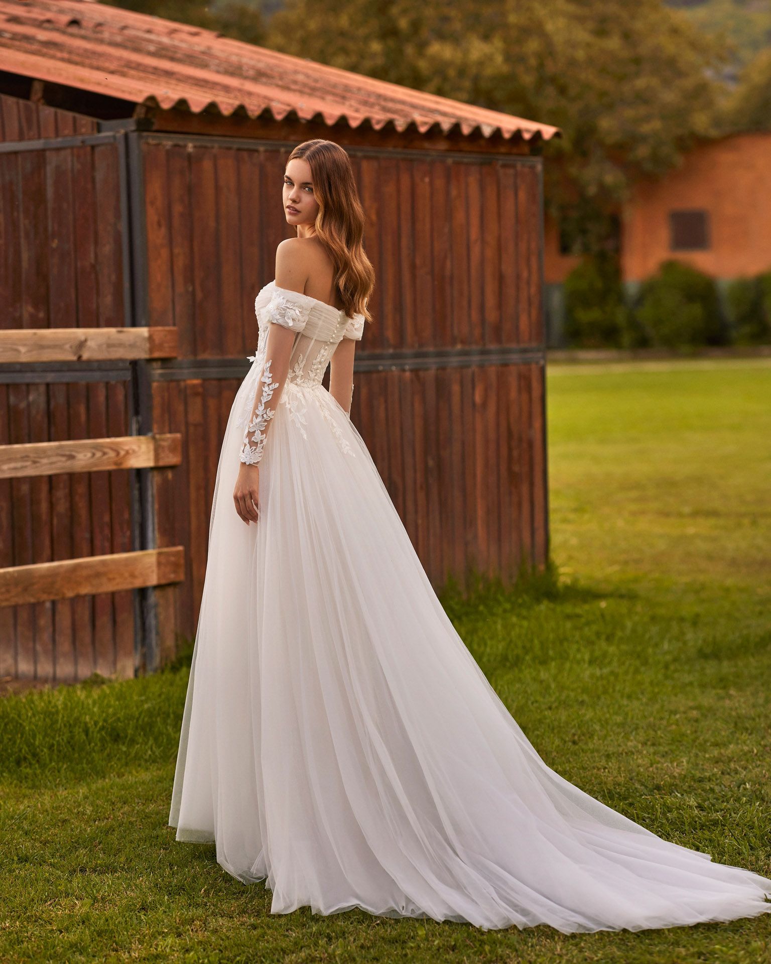 Eine Frau in einem weißen Brautkleid steht vor einem Gebäude.