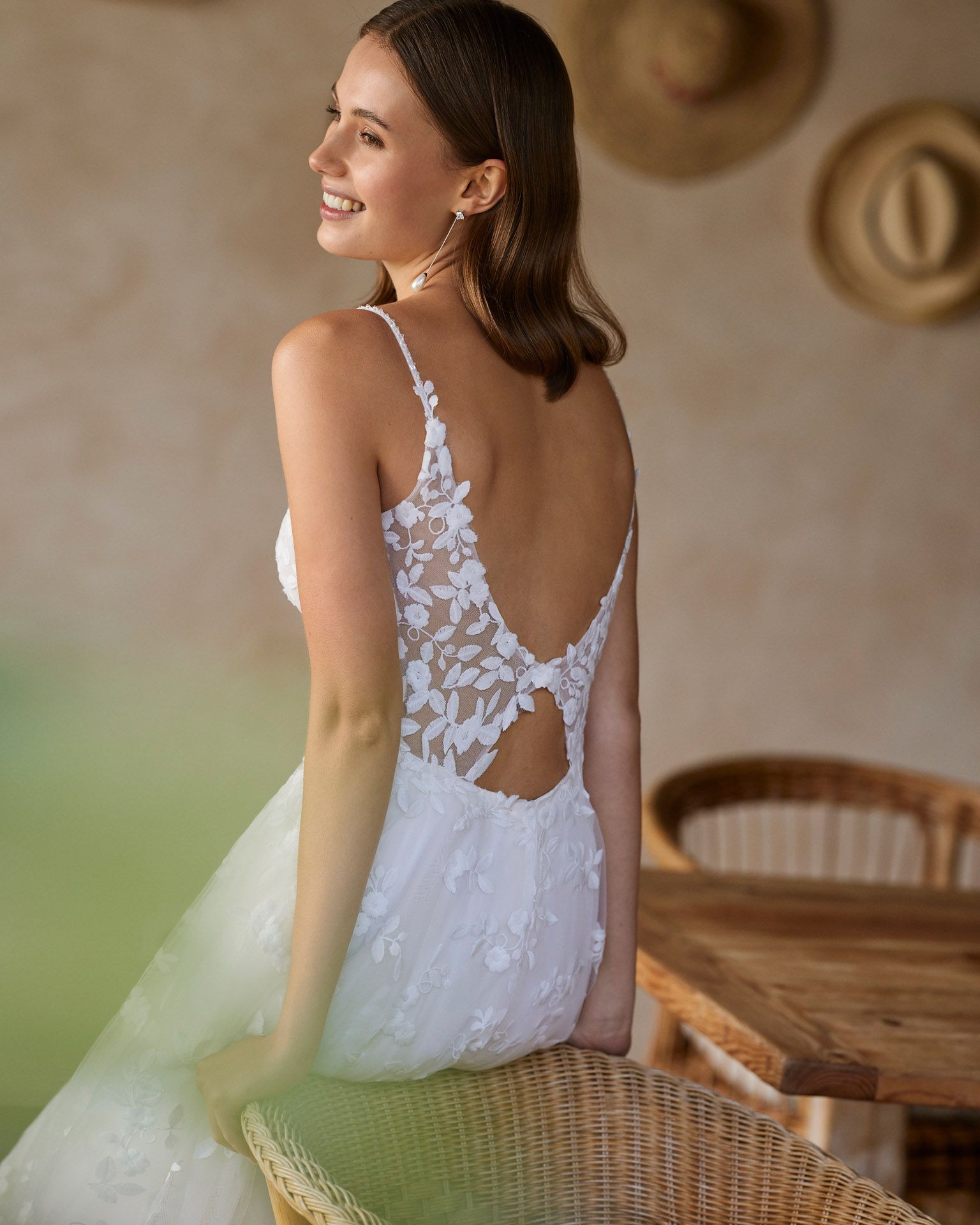 Eine Frau trägt ein schulterfreies weißes Brautkleid.