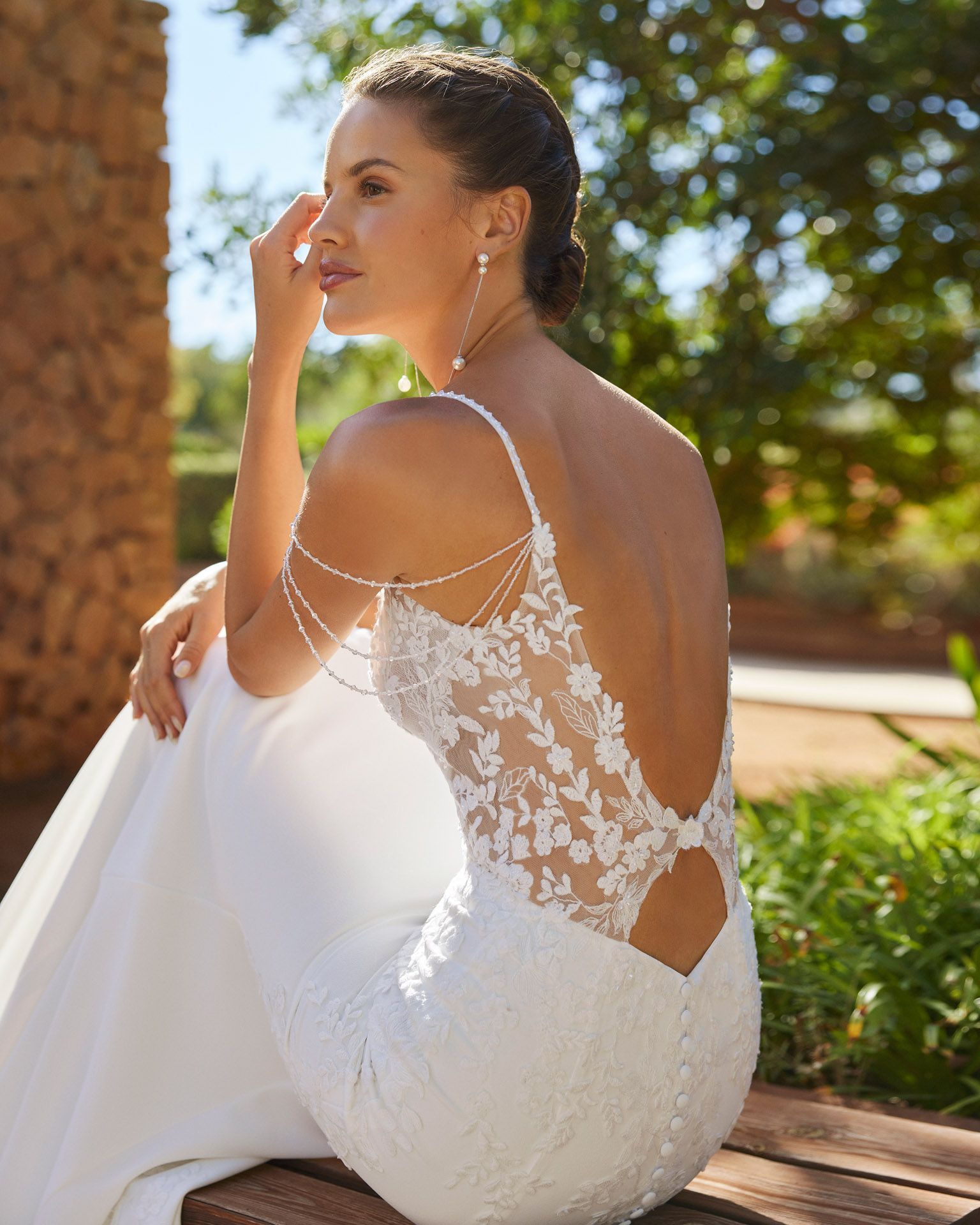 Auf einem Schwarzweißfoto lächelt eine Frau in einem Brautkleid.