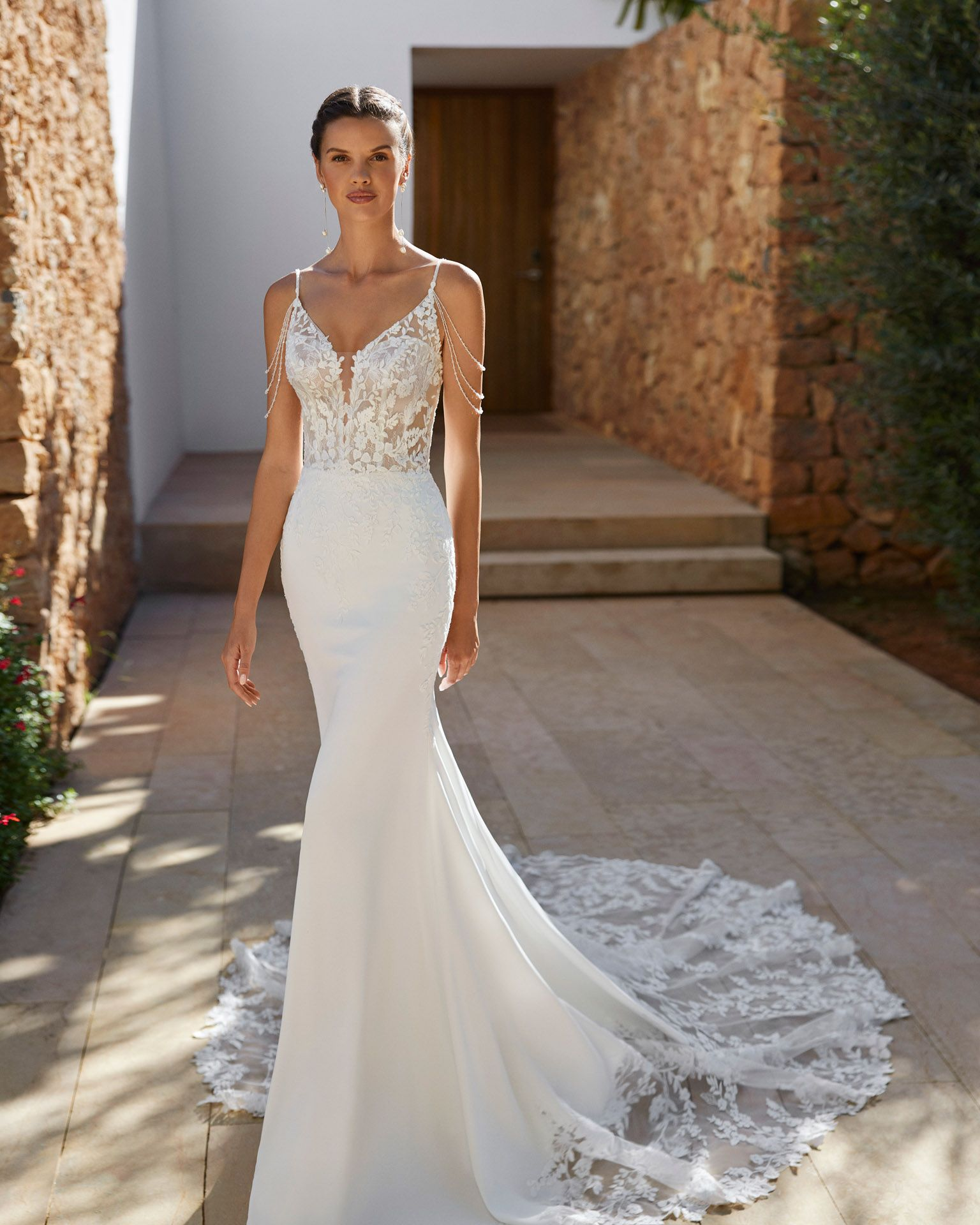 Eine Frau in einem weißen Brautkleid steht auf einem Bürgersteig.