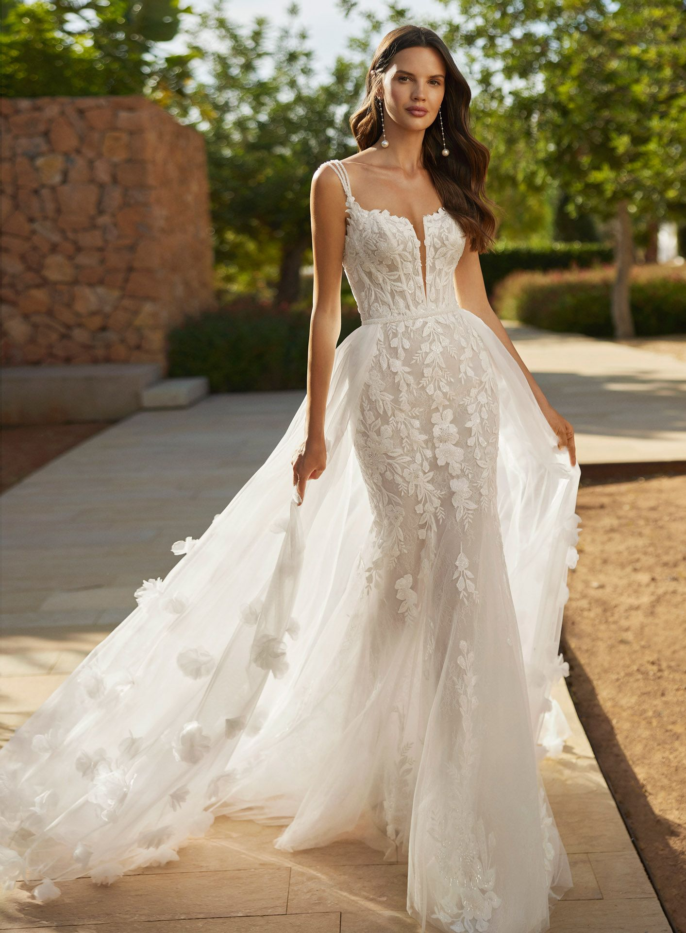 Langes zweiteiliges Meerjungfrauen-Brautkleid aus Spitze mit Perlen, tiefem Ausschnitt, perlenbesetzten Trägern, Korsettrücken und Überschürze.