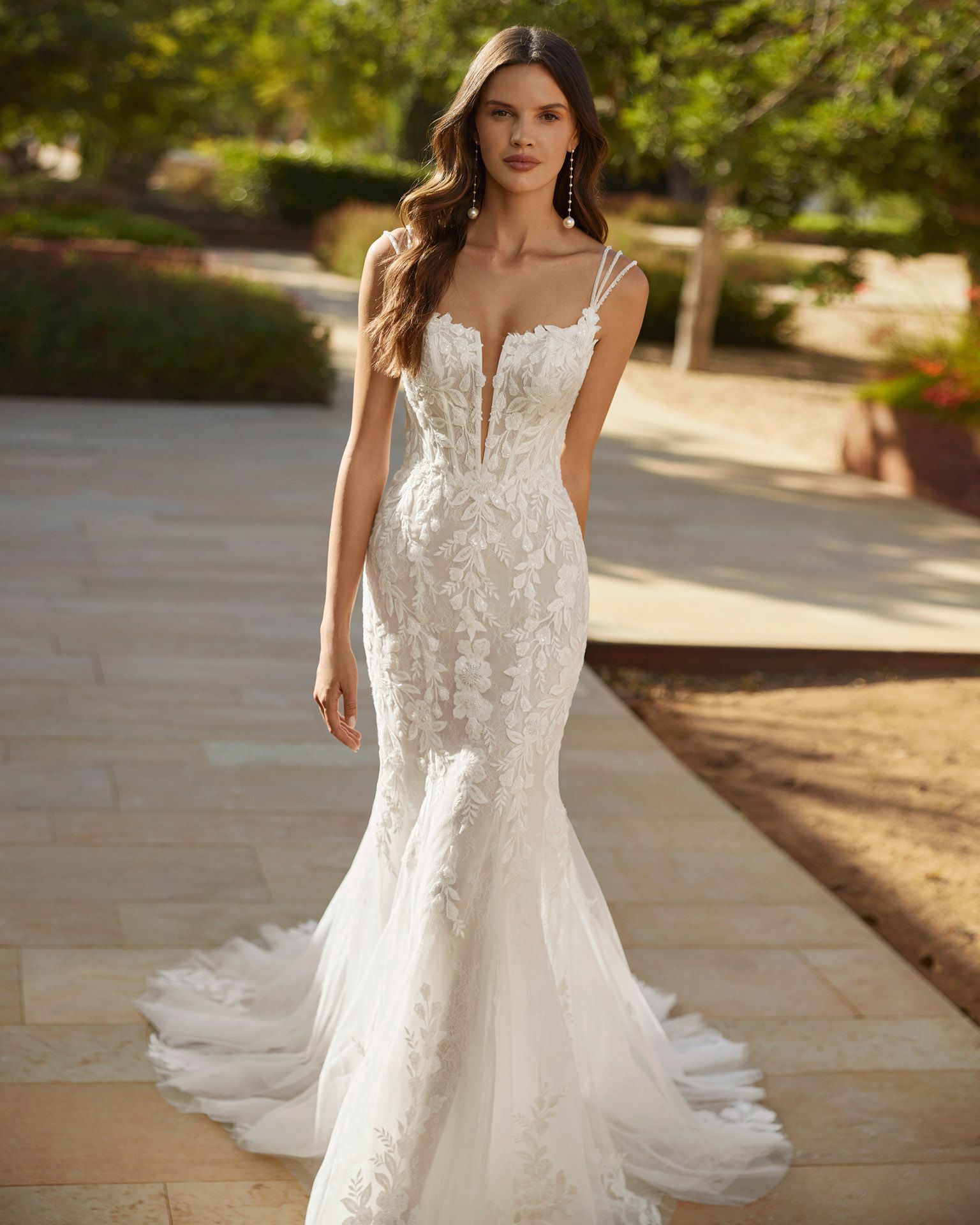 Auf einem Schwarzweißfoto hält ein Mann eine Frau in seinen Armen.