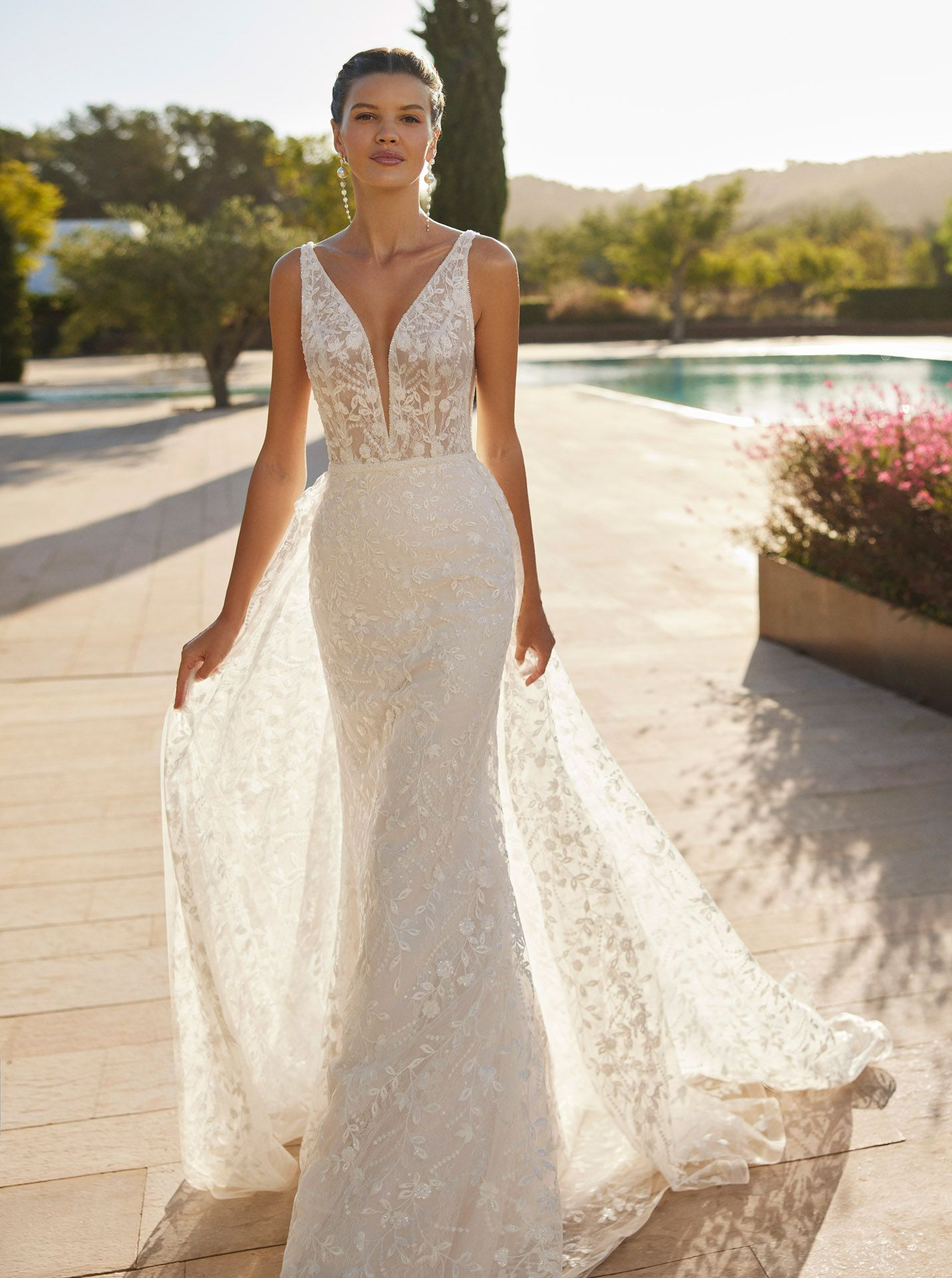 Langes zweiteiliges Meerjungfrauen-Brautkleid aus Spitze mit Perlen, V-Ausschnitt, Trägern, V-Rücken und Spitzenschleppe.