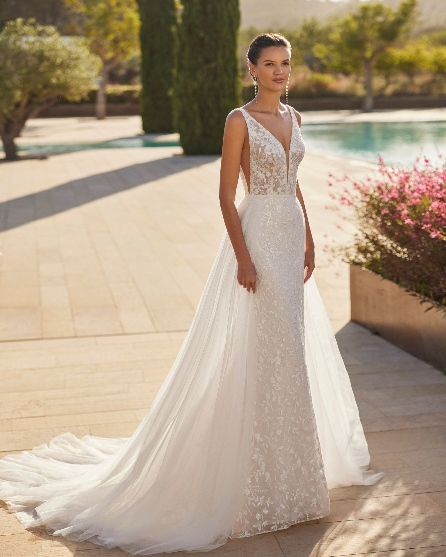 Auf einem Schwarzweißfoto lächelt eine Frau in einem Brautkleid.