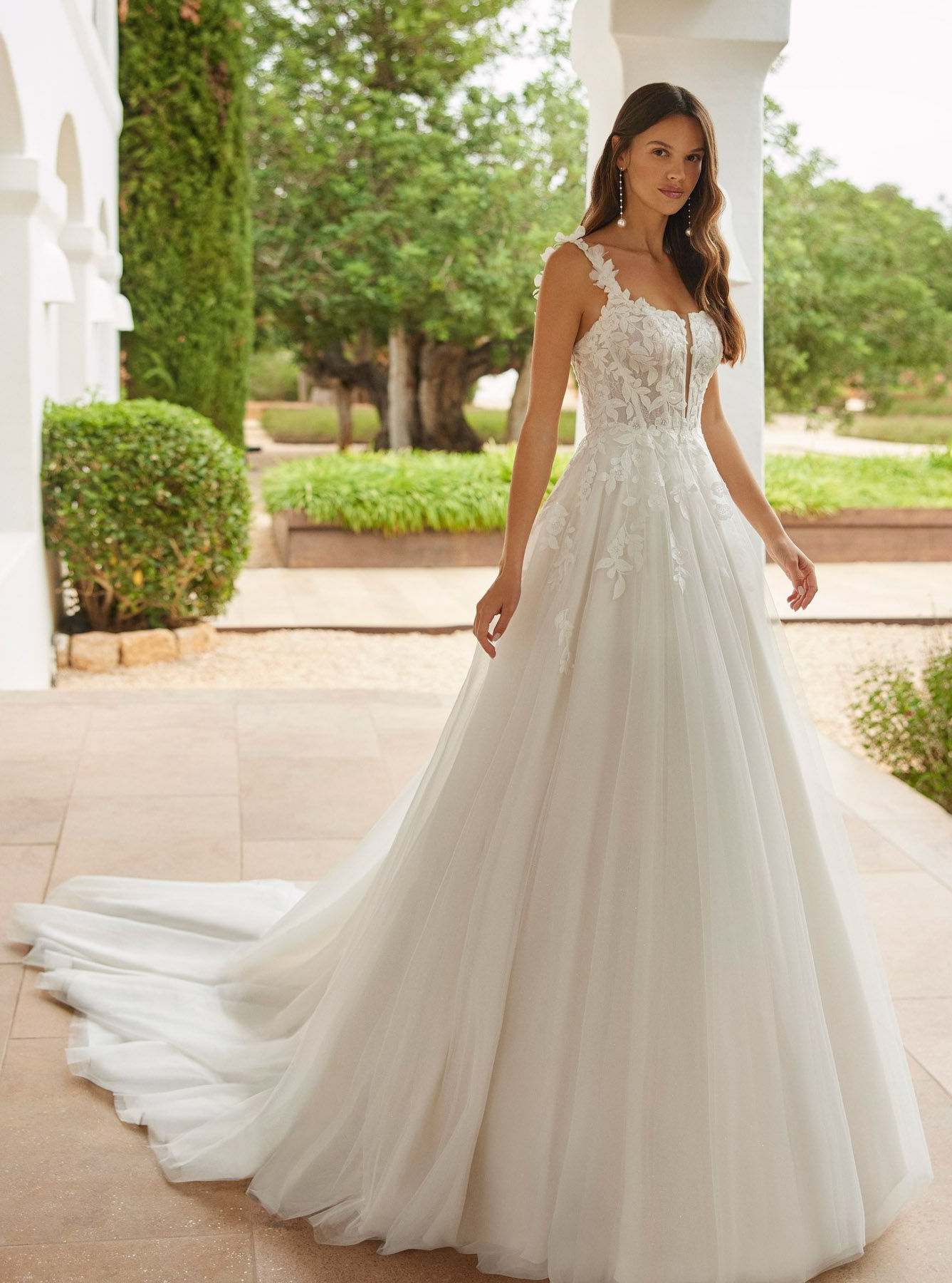 Langes voluminöses Brautkleid aus Tüll mit Spitzenoberteil, Perlen, tiefem Ausschnitt, Blumen-Trägern und quadratischem Rücken.