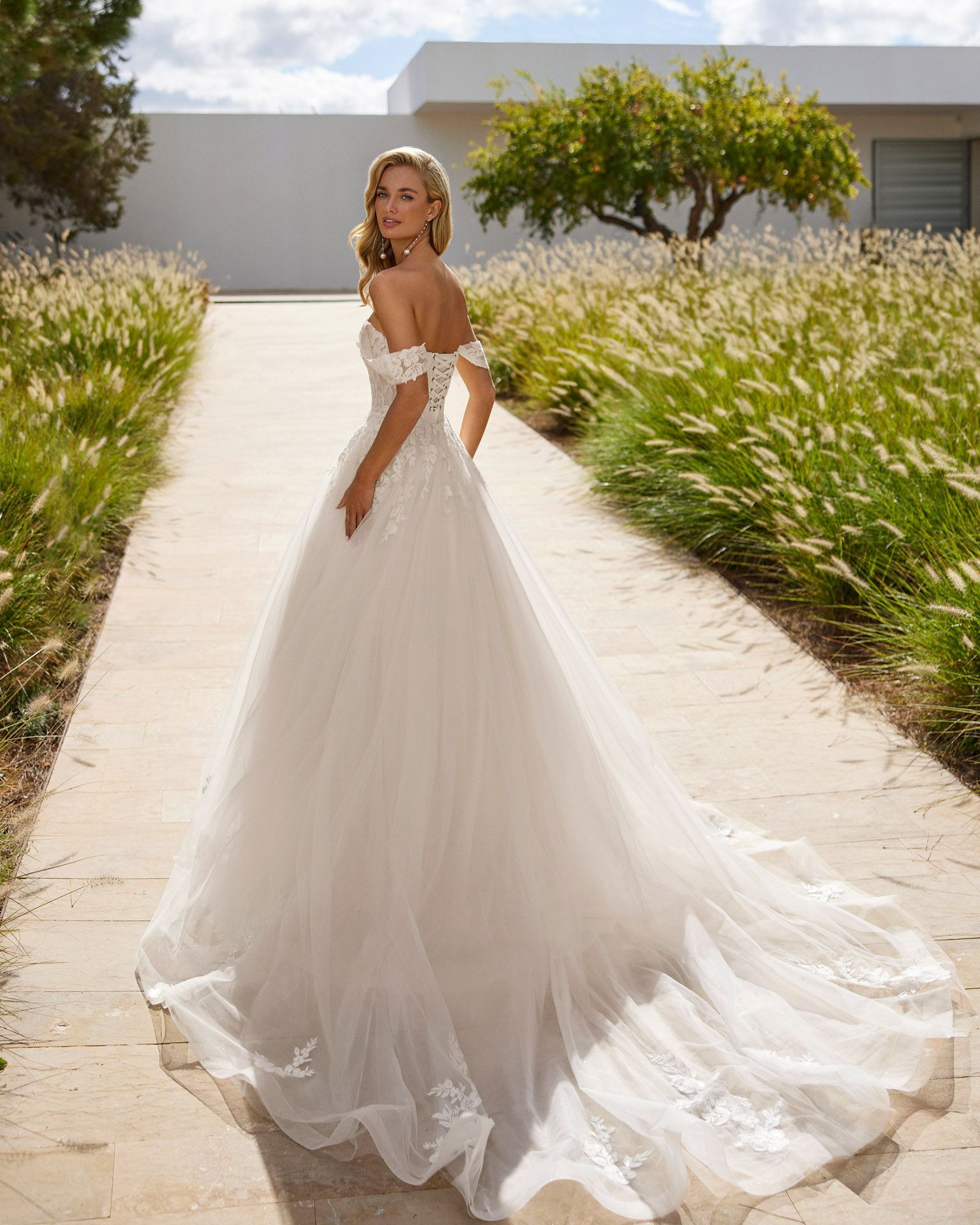 Ein Schwarzweißfoto einer Frau in einem Hochzeitskleid.