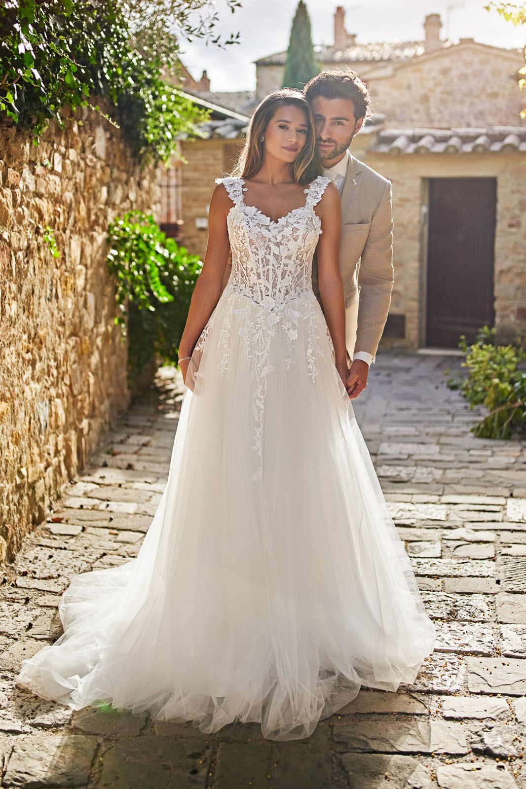 Eine Frau trägt ein Brautkleid und einen Schleier.