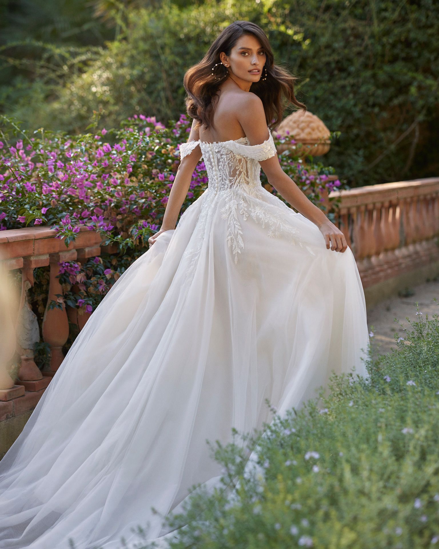 Eine Frau in einem Brautkleid steht in der Wüste.