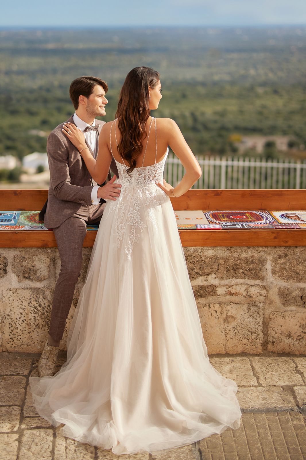 Eine Frau trägt ein weißes Brautkleid mit tiefem Ausschnitt.