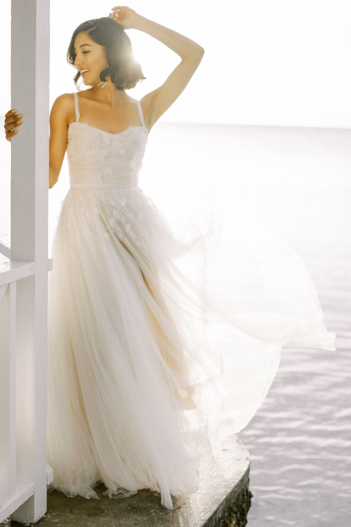 Eine Frau in einem Brautkleid steht in der Wüste.