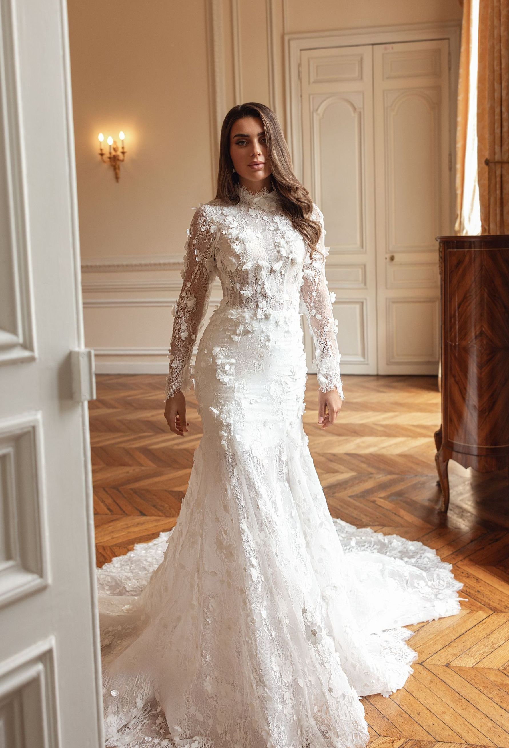 Eine Frau in einem Brautkleid steht in der Wüste.