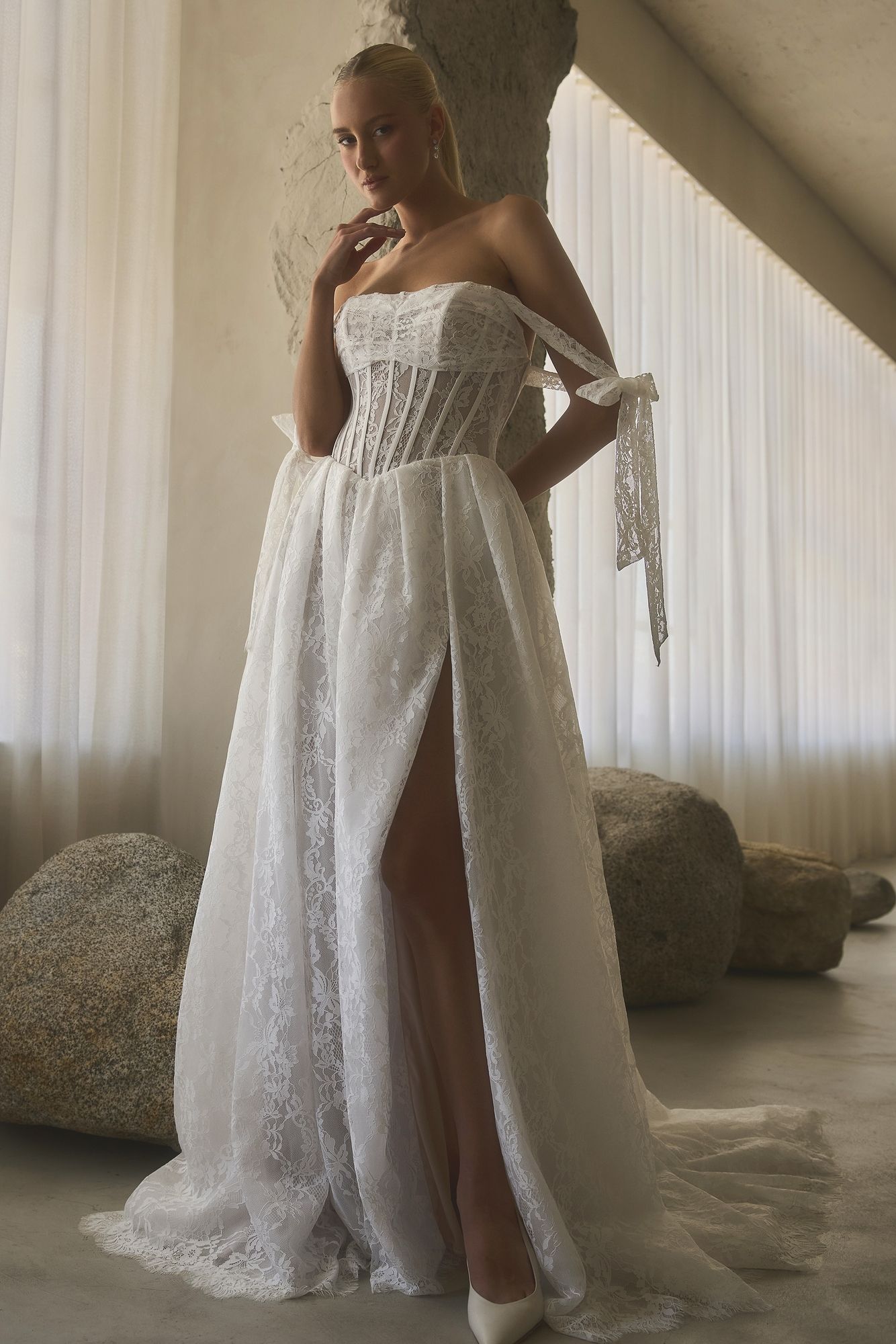 Eine Frau in einem Brautkleid steht in der Wüste.