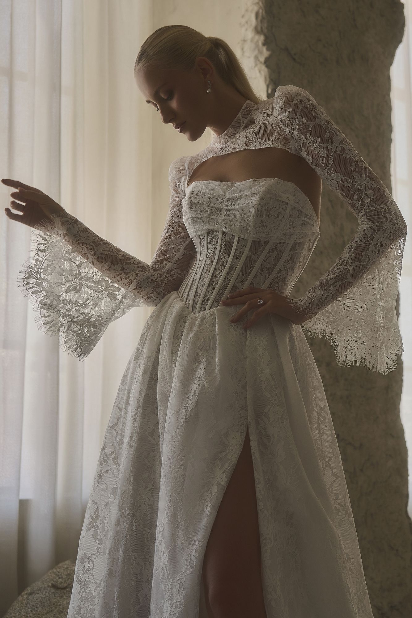 Eine Frau in einem Brautkleid steht in der Wüste.
