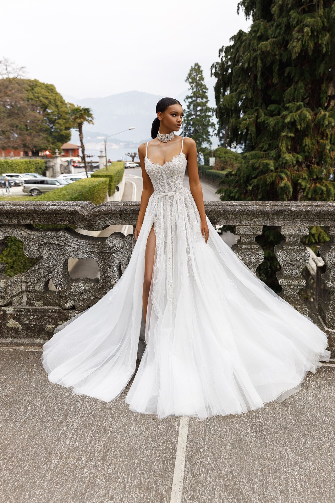 Eine Frau trägt ein weißes Brautkleid mit hohem Schlitz.