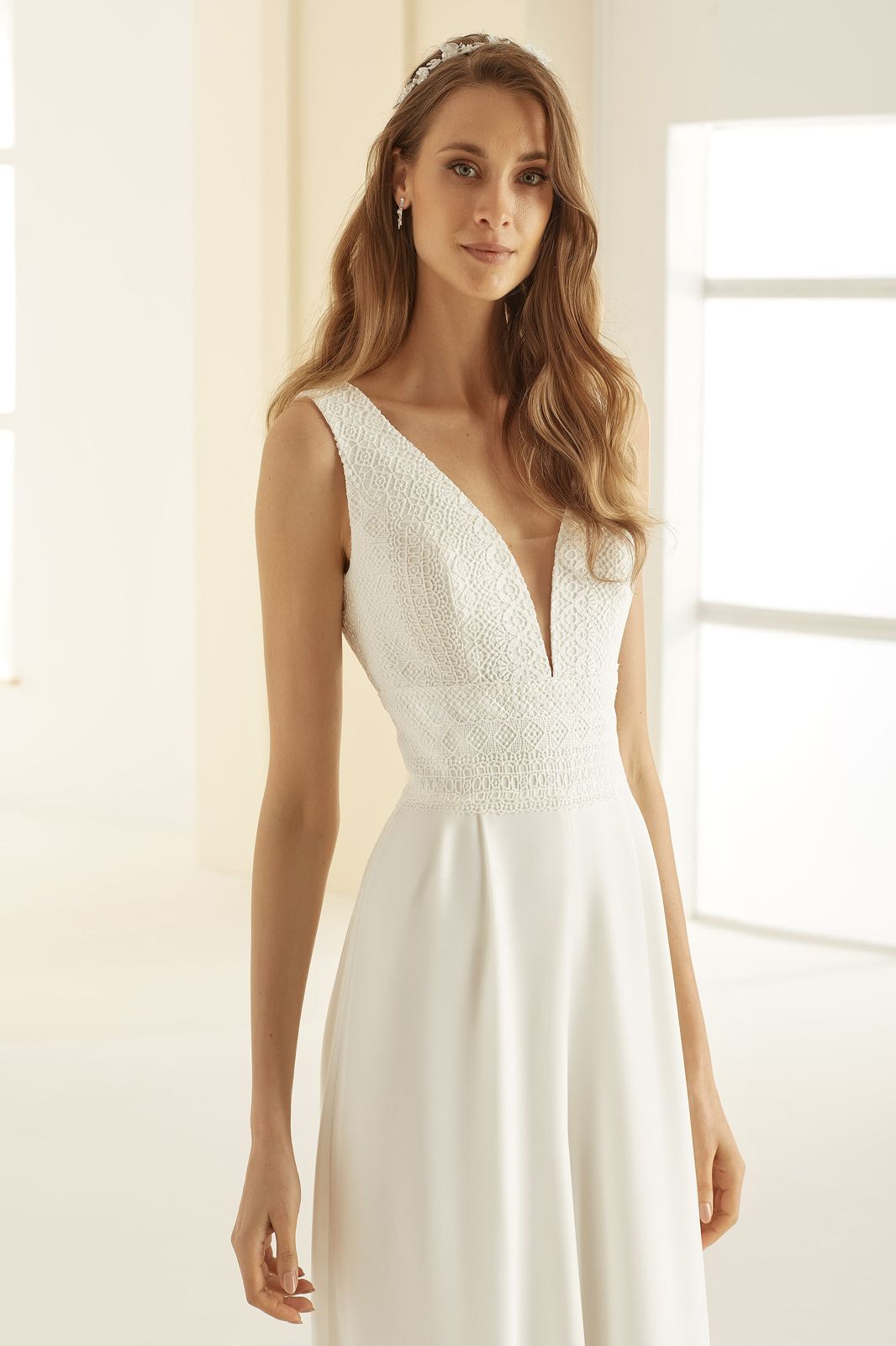 Eine Frau trägt ein schulterfreies weißes Brautkleid.