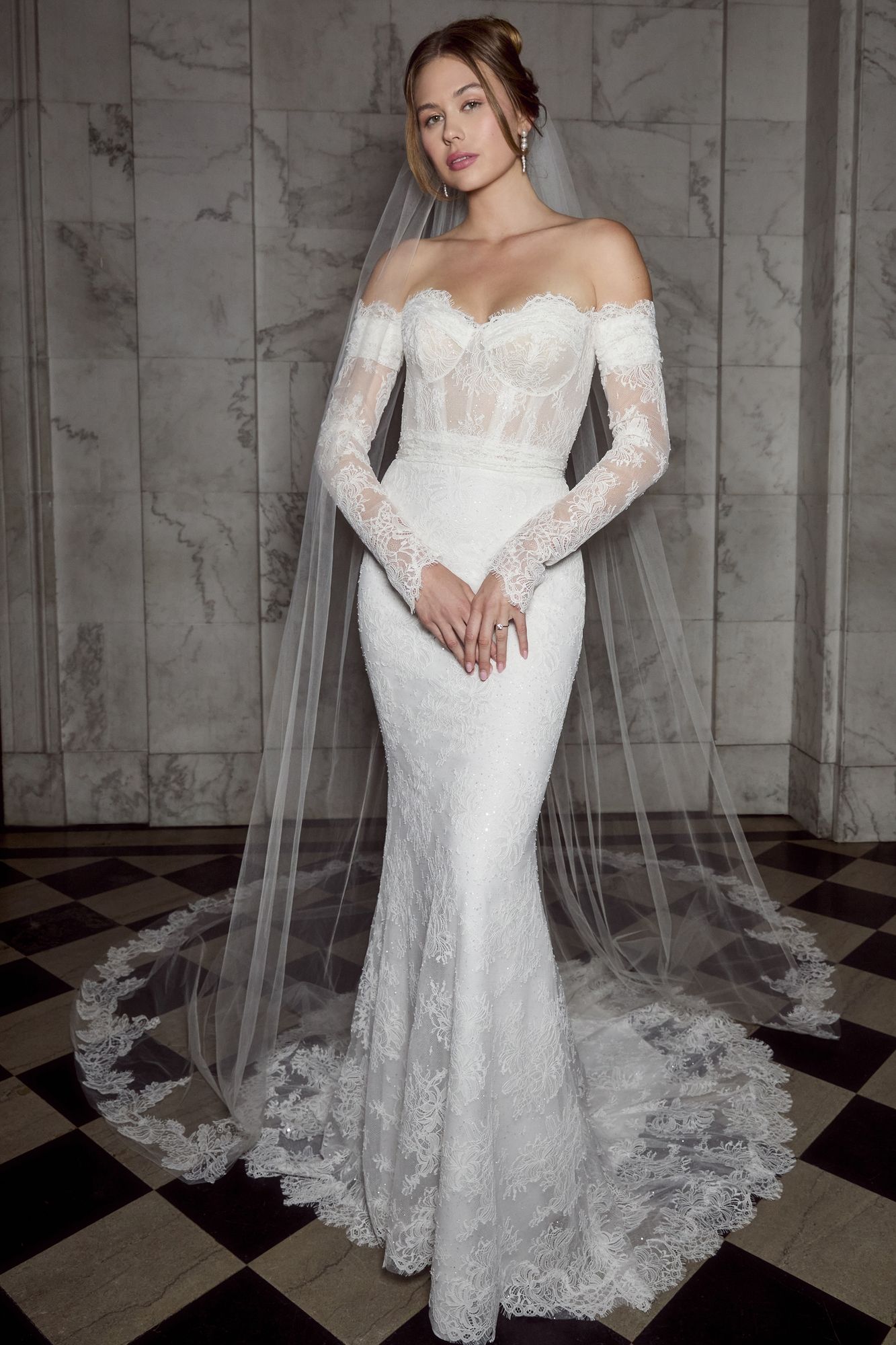 Eine Frau in einem Brautkleid steht in der Wüste.