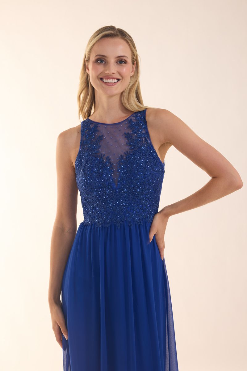 Drei Brautjungfern posieren für ein Foto vor einer Holztür.