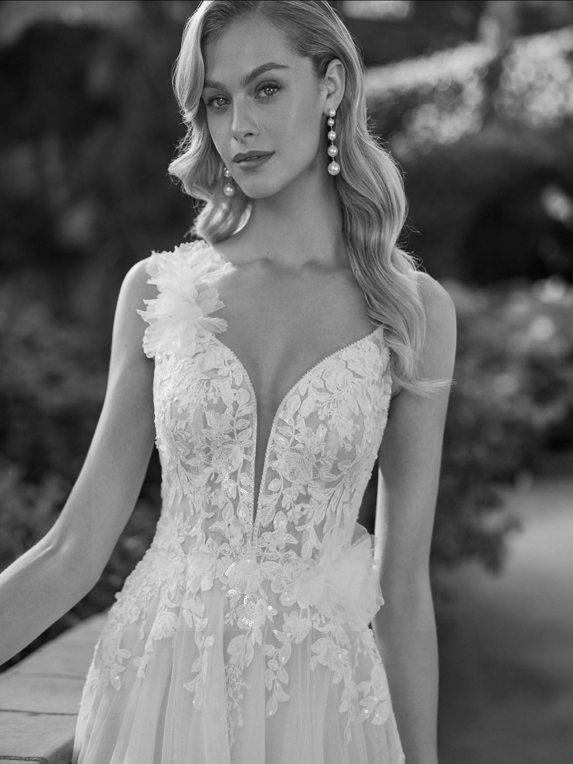 Ein Schwarzweißfoto einer Frau in einem Hochzeitskleid.