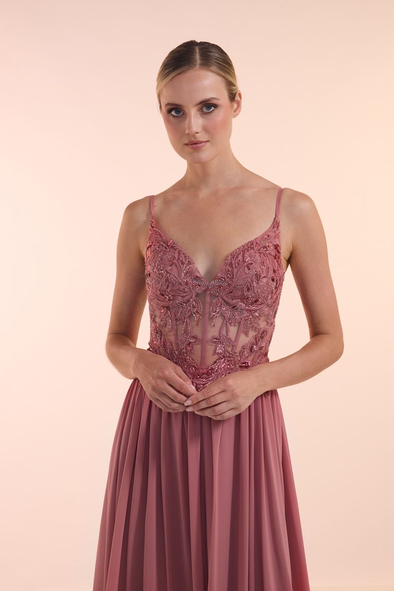 Drei Brautjungfern posieren für ein Foto vor einer Holztür.