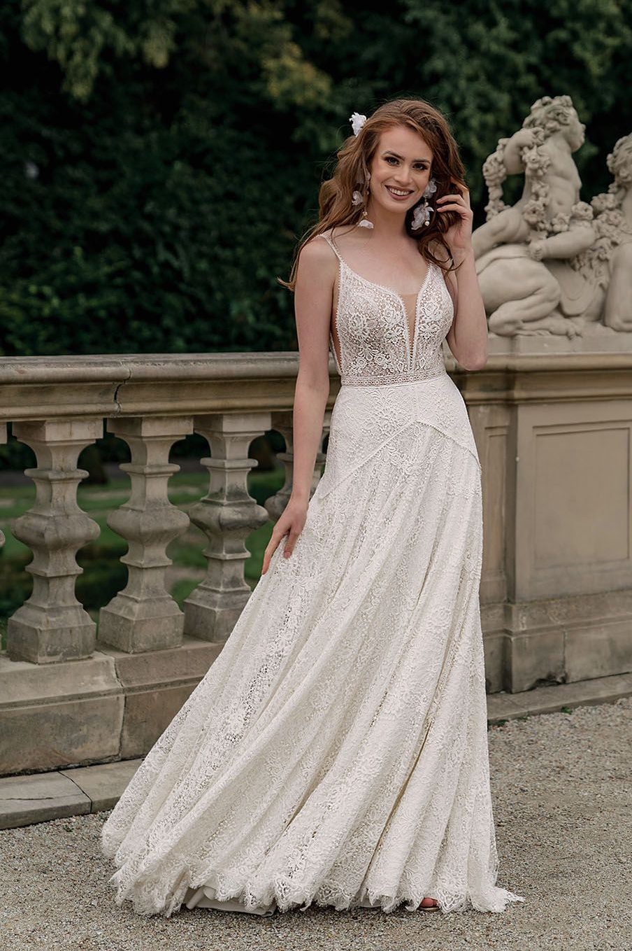 Eine Frau in einem weißen Brautkleid steht auf einem Bürgersteig.