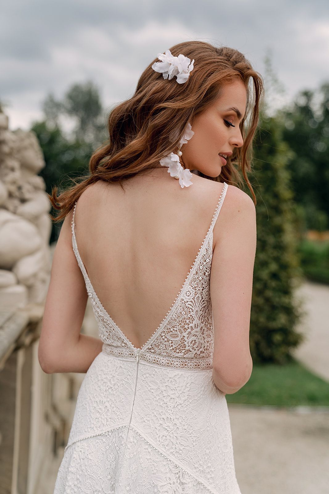 Eine Frau in einem Brautkleid steht in der Wüste.