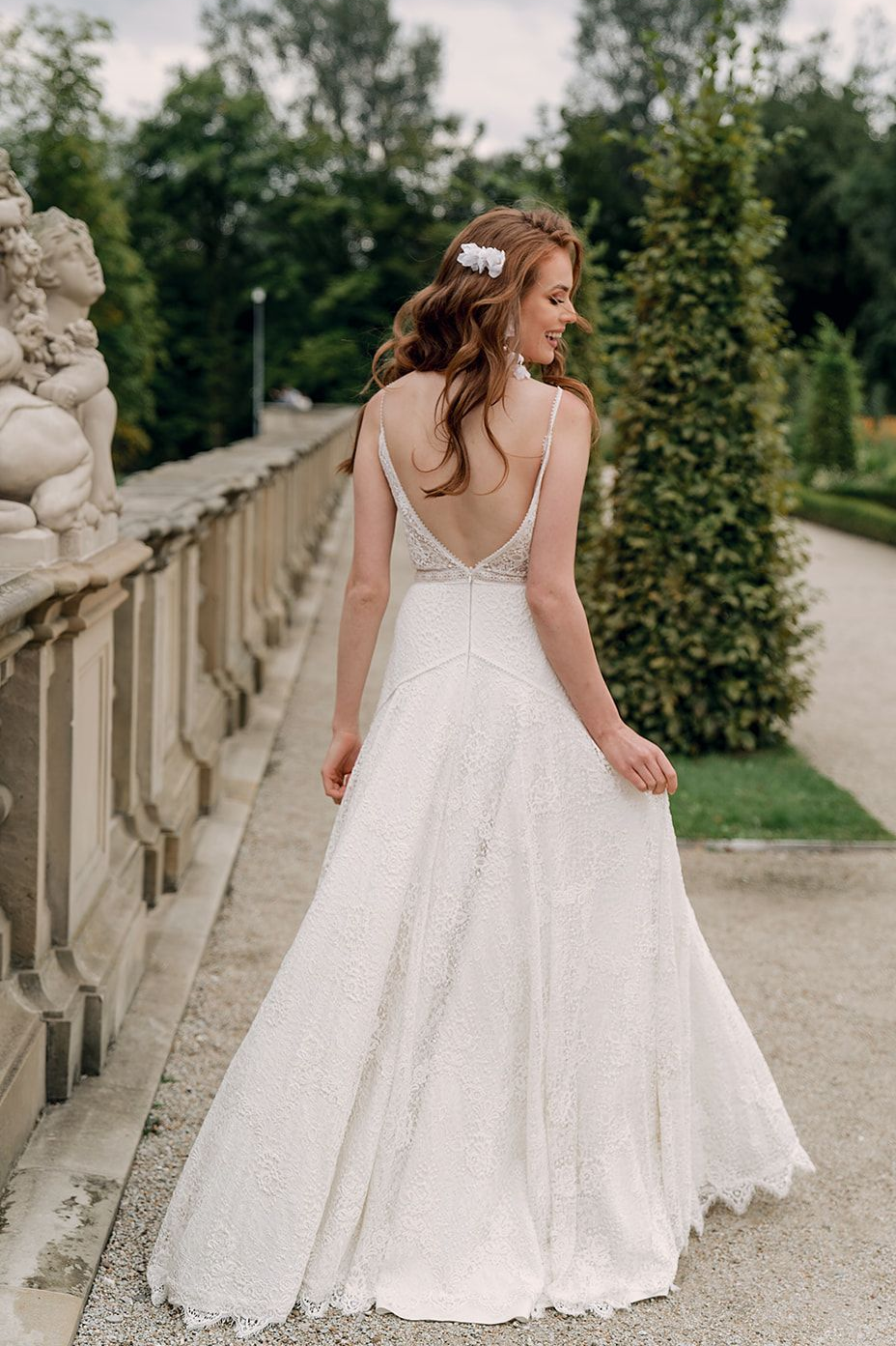Eine Frau in einem Brautkleid steht in der Wüste.