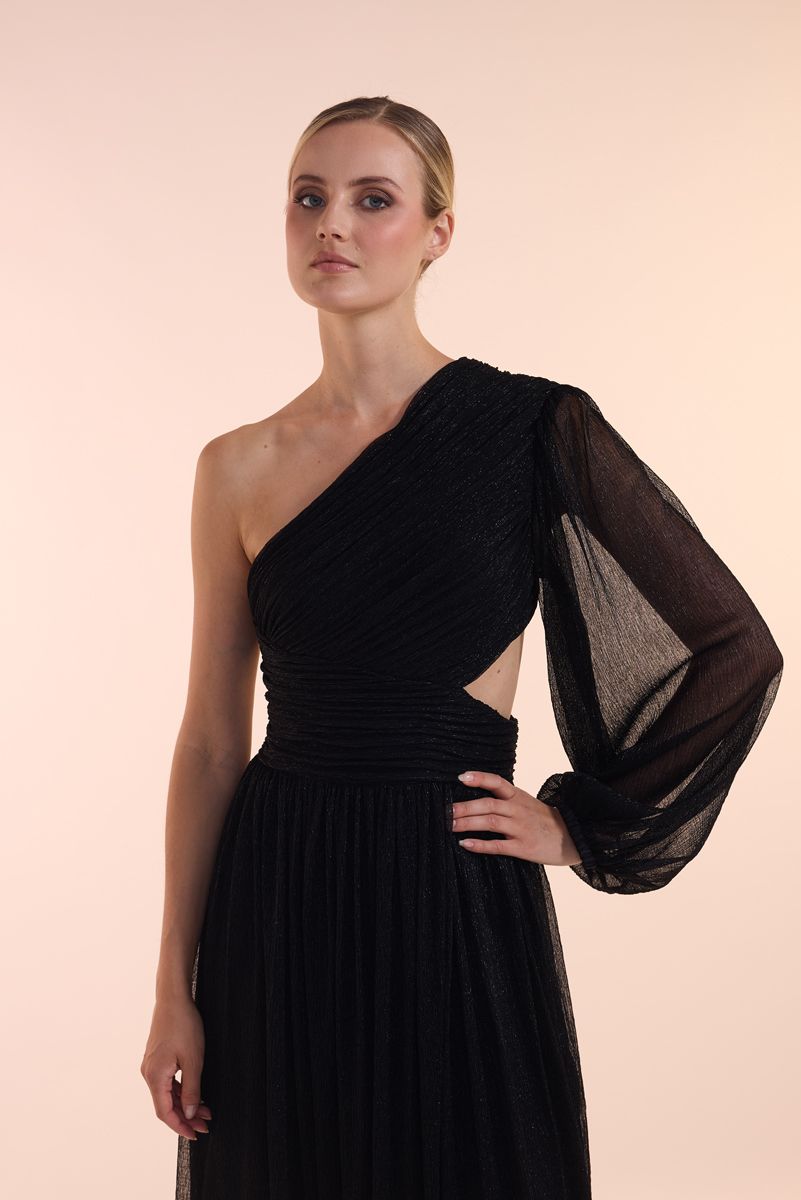 Drei Brautjungfern posieren für ein Foto vor einer Holztür.