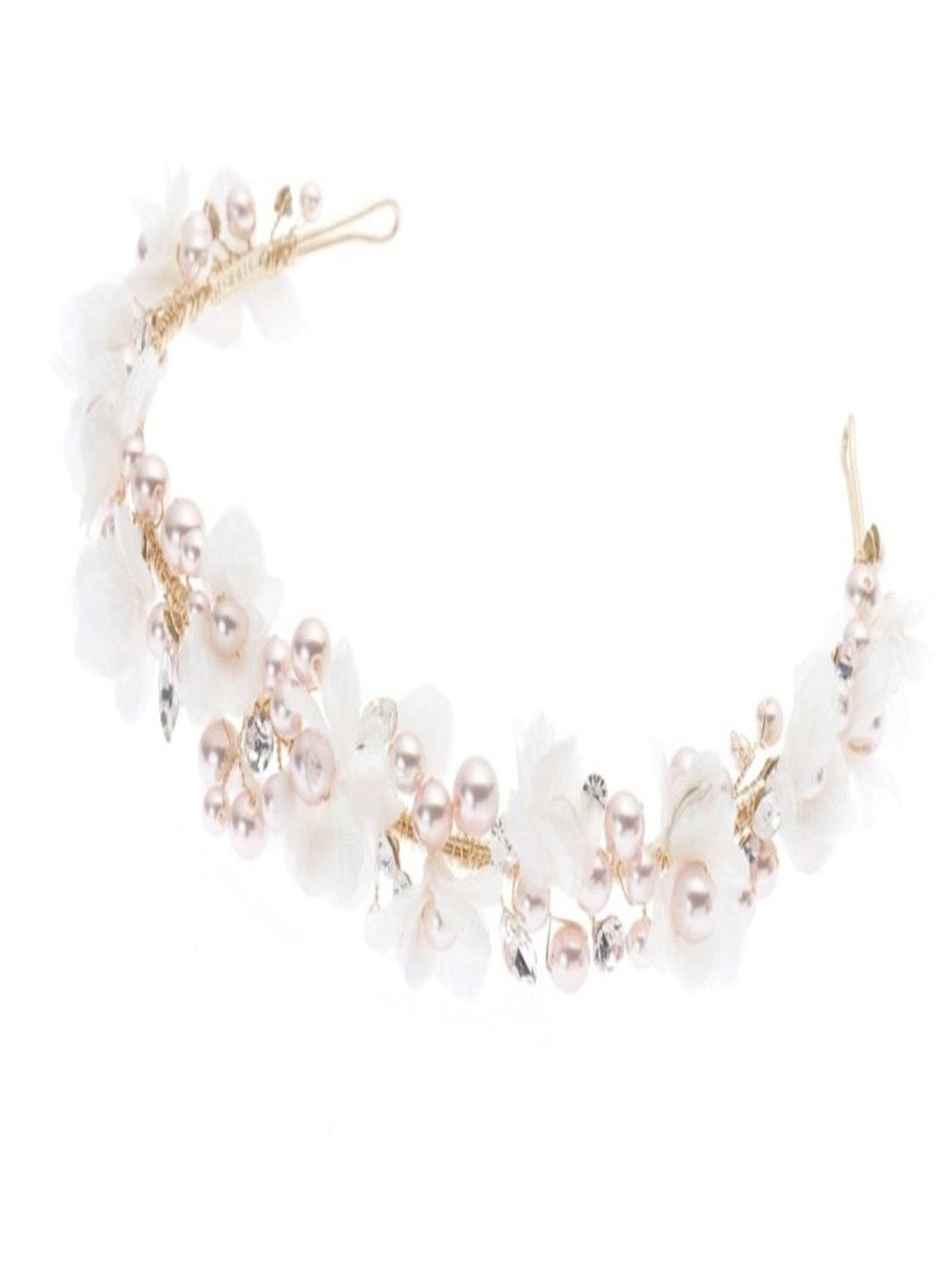 Ein Stirnband mit weißen Blumen und Perlen auf weißem Hintergrund.