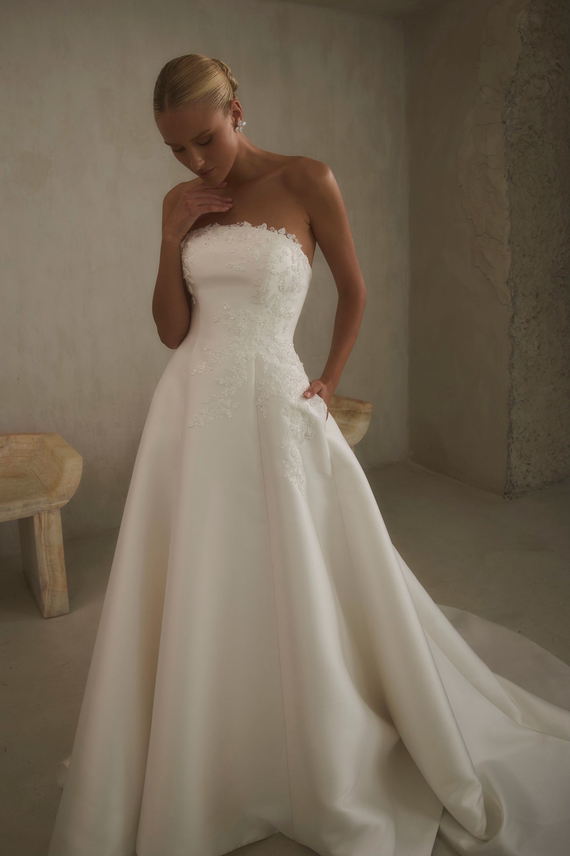 Eine Frau in einem Brautkleid steht in der Wüste.
